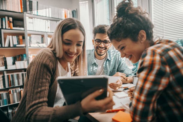 Sesión de formación y capacitación de la Asociación Equilibrio. Participantes en un taller de desarrollo profesional.
